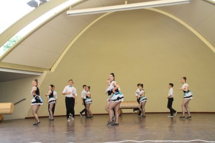 Formacje taneczne pokazujące układy taneczne